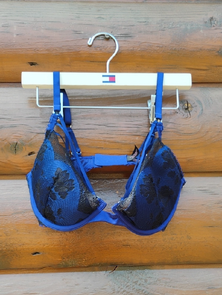 Victoria’s Secrets Very Sexy Plunge Midnight Navy Lace Bra Size 32 Dd